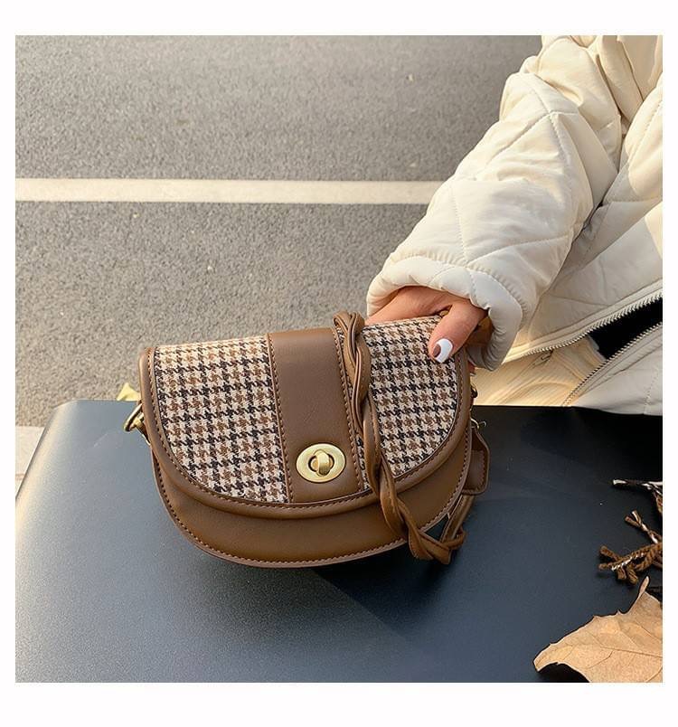 รุ่นใหม่ พร้อมส่ง!!!!!!! Shot bag สไตล์เอิร์ธโทนอีกหนึ่งรุ่น หนังคุณภาพดี ดีไซน์น่ารัก แถมสายสะพายให้2เส้น ถอดสายออกได้ทั้งคู่ เลือกใช้งานได้ตามชอบเลย