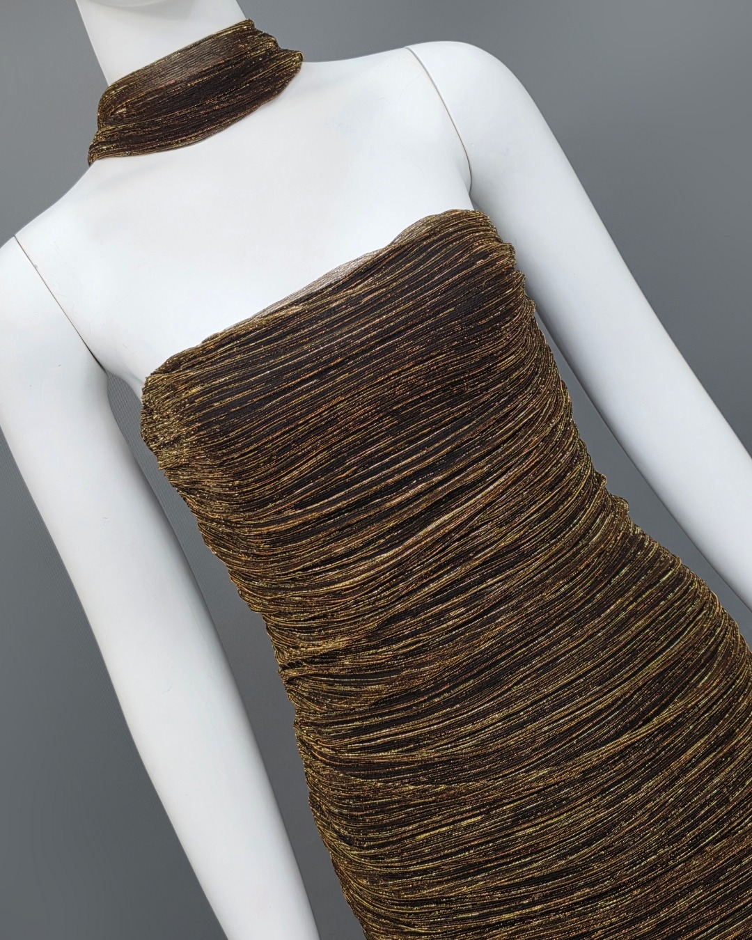 เดรสแฟชั่น เดรสเสื้อเกาะอกทรงเข้ารูป กระโปรงต่อชายระบาย ผ่าหน้า มาพร้อมผ้า mmคลุมไหล่