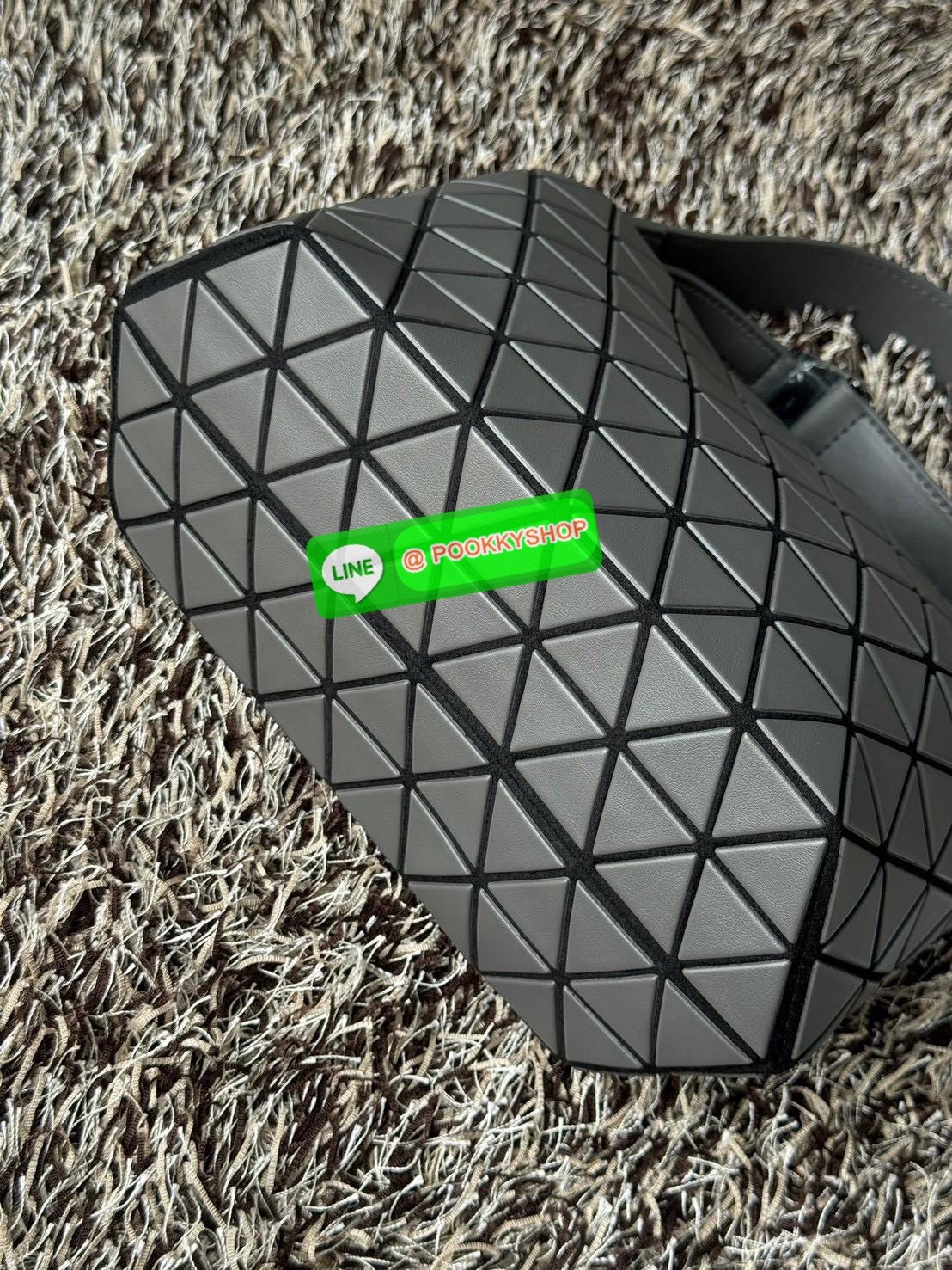 💕 BAO BAO ISSEY MIYAKE Crystal Shoulder Bag งานดีไซน์ที่ดูเรียบง่ายทั้งรูปแบบการใช้งาน มีช่องเปิดปิดแบบซิปเพื่อให้คุณพกพาของมีค่าได้อย่างสบายใจป้องกันสิ่งของตกหล่น ทั้งตัวเพลตสามเหลี่ยมและสายกระเป๋าหนัง สวยแบบคูลๆ ทั้งยังดูแลรักษาง่าย น้ำหนักเบา เ