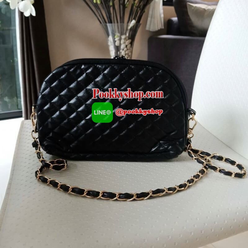 NEW ARRIVAL!! สวยหรูไม่ซ้ำใคร ต้องยกให้ Chanel Clutch Bag With Chain VIP Gift ของแท้จาก Chanel Perfume Counter รุ่น Limited วัสดุหนังเรียบลายตารางเปิดปิดด้วยซิปแบรนด์อะไหล่ทอง ขนาดกำลังดี น้ำหนักเบา ภายในมีโลโก้และช่องซิป มาพร้อมสายสะพายโซ่ร้อยหนังถอดออกไ