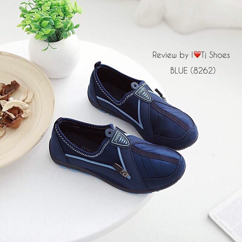 มาเพิ่มแว้วววววจร้า พร้อมส่งเลยจร้าไม่ต้องรอ!!! แบบขายดีเวอร์ มากี่รอบก็ไม่เคยพอ รองเท้าผ้าใบเพื่อสุขภาพ ใส่ง่าย ถอดง่าย ไม่ต้องนั่งผูกเชือก พื้นยางอย่างดี น้ำหนักเบา ใส่นิ้มนิ่ม เดินนุ่มสบาย ใส่ชิวๆ ดีงามฝุดๆ เป็นรุ่นแนะนำเลย ใครที่พลาดรอบที่แล้วอย่ามัวร