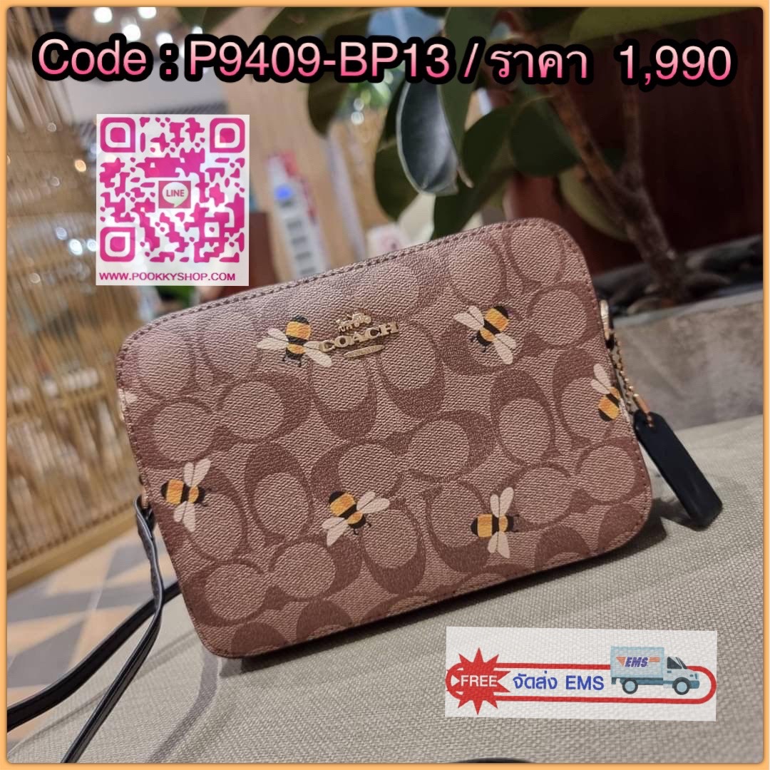 COACH C8671 MINI CAMERA BAG IN SIGNATURE CANVAS WITH BEE PRINT น้องน่ารักสุด!! ใหม่สุด!! กระเป๋าสะพายข้างไซส์มินิ คลาสสิคอยู่ทรง ดีไซน์ลวดลายน้องผึ้งคละรอบใบ วัสดุหนังแคนวาสเคลือบลาย เปิด-ปิดด้วยซิป สายสะพายปรับได้ตามตัว ใบนี้แมทช์ได้ทุกลุค ใช้เป็น everyd