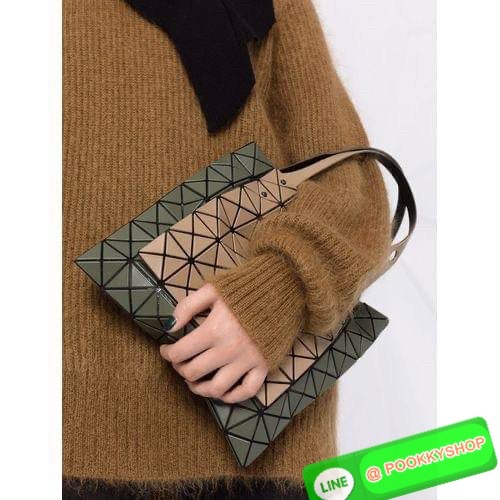 Baobao Issey Miyake Prism Kangaroo tote bag กระเป๋าถือทรงโท้ทที่ประดิษฐ์ขึ้นอย่างเชี่ยวชาญในญี่ปุ่น มาพร้อมแผงเรขาคณิตสำหรับการออกแบบที่ได้รับแรงบันดาลใจจากกระดาษพับ ซิลลูเอทอันเป็นเอกลักษณ์นี้ปิดท้ายด้วยสายรัดแบบอสมมาตร มีการพัฒนาโครงสร้างทรงสามเหลี่ยมเพ