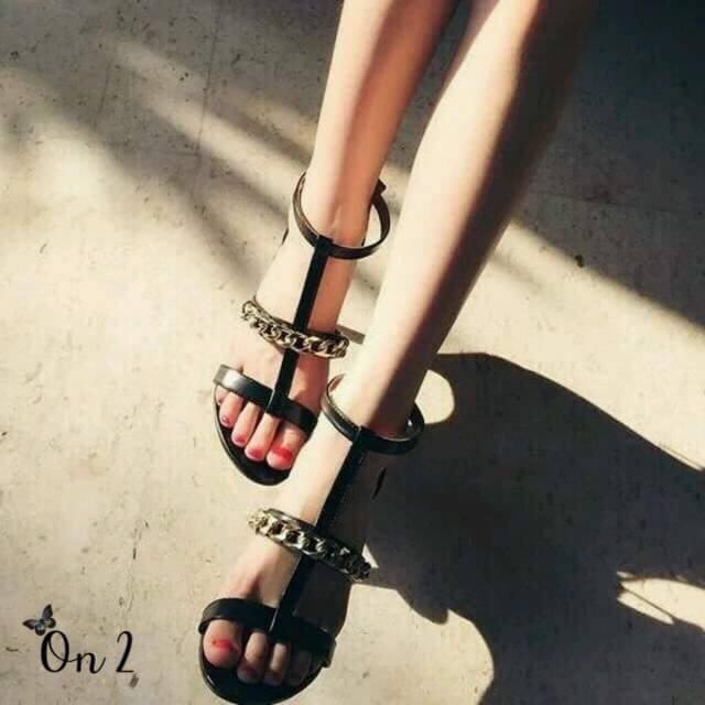 GIVENCHY SHOES Style Givenchy ส้นสูงดีไซน์เรียบหรู ดูคลาสสิค ซิปหลัง เพิ่มดีเทลโซ่ทอง Sexy สูง4” กำลังดี ใส่แล้วดูโปร่งสูงเท้าเรียบสวย ใส่ออกงานได้เลยค่ะ หรือจะใส่กับยีนส์ก้อลงตัว เท่ห์ๆ ห้ามพลาดนะคะ ฟ