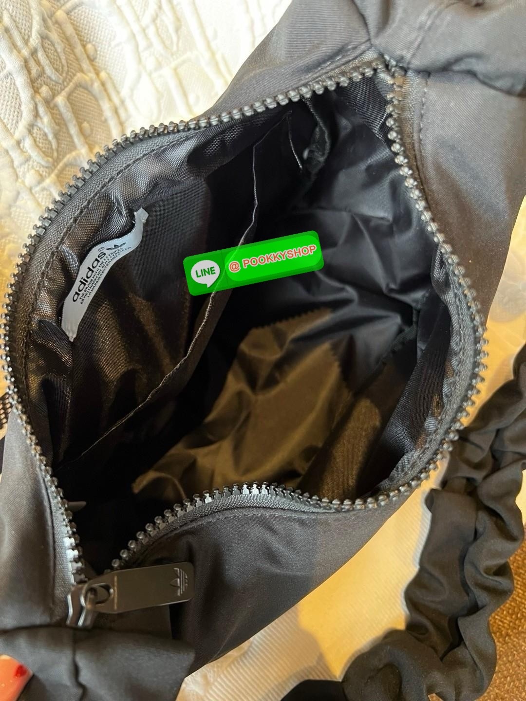 Rare items! ในเวปรุ่นนี้ขายเกือบๆ3พันจ้าา ADIDAS ORIGINAL NYLON BAG 2024 ยังมีพร้อมส่ง! สวยจึ้งมากๆค่าสาวๆ กระเป๋าแนววสปอร์ตจากอดิดาส ไม่ตกเทรน วันไหนๆจะพกพาในไทยหรือ ตปท.ได้หมด วัสดุไนล่อนเสริมนวมอย่างดี ขนาดกลางๆ ค่ะ