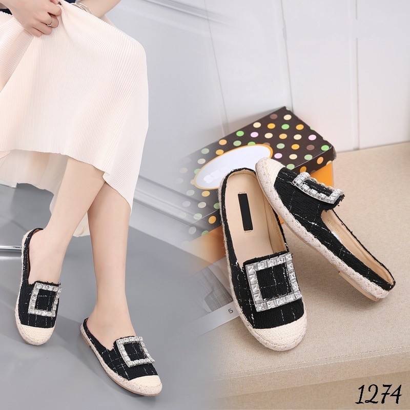 สุดปัง แห่งปี ต้องรุ่นนี้ รองเท้าอะไรใส่ได้ทุกวัน...!!!! 1274 พร้อมส่ง รองเท้าทรงปิดหัว เปิดส้นเท้า แบบสวม ใส่ง่ายมาก ดีไซน์ด้วยผ้าทวีต เกรดA ไม่พอ แต่งเพชรเกรดพรีเมี่ยม ทนทาน แข็งแรง ไม่หลุดง่ายค๊า แบบสวยมาก ใส่กับเสื้อผ้าชุดไหนก้สวยไปหมดด แถมใส่นุ่ม พื้