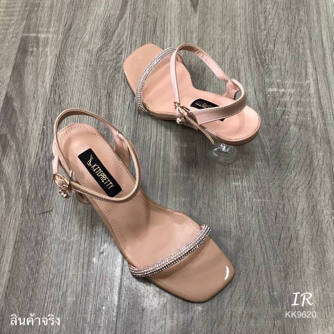 แบบขายดี!! พร้อมส่ง รองเท้าส้นใสด้านหน้าแต่งสายคาดเพชรรองกำมะหยี่นุ่มไม่บาดหน้าเท้า สายหนังแก้วตะขอเกี่ยวปรับได้ ส้นทรงแชมเปญใส 3 นิ้วออกไปเฉิดฉายกันค่ะสาวๆ รองเท้าคู่นี้คือเริ่ดมากต้องตำจ้า