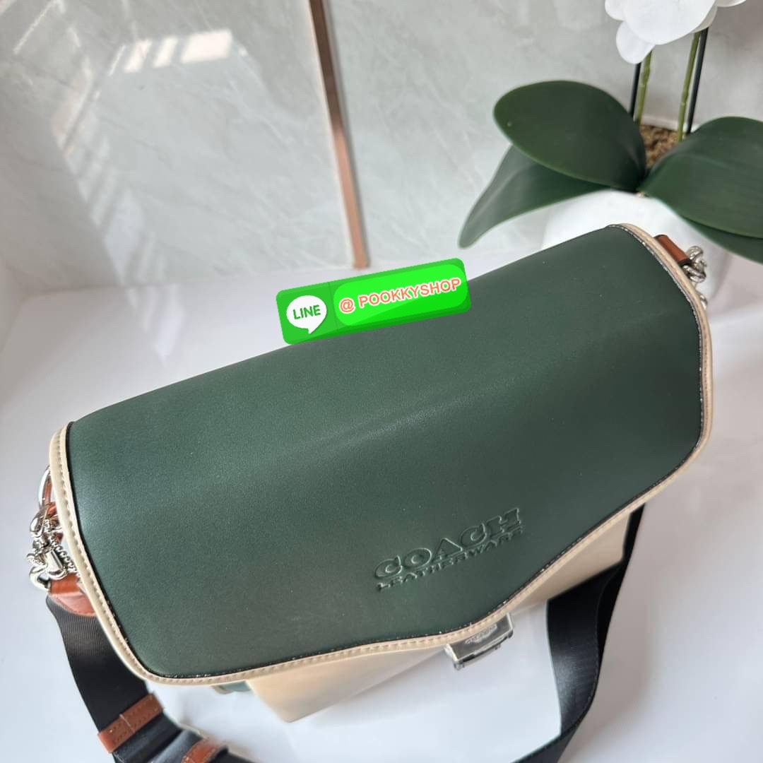 COACH CHARTER MESSENGER IN COLORBLOCK (CH755) กระเป๋าสะพายข้างผู้ชายคอลเลคชั่นใหม่ วัสดุหนังแท้ทั้งใบ เปิดปิดกระเป๋าแบบตัวกดล็อค ด้านในมีช่องหลัก 2 ช่อง ด้านหลังมีช่องซิป 1 ช่อง สายสะพายปรับระดับได้ รุ่นนี้สะพายไปเที่ยวหรือสะพายไปทำงาน ดูดีมากค่ะ