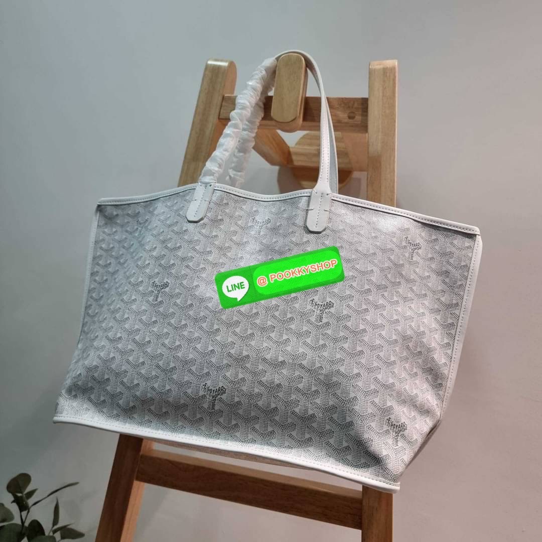GOYARD ANJOU REVERSIBLE TOTE 🔆 Details ฮอตไอเท็ม กับกระเป๋าสะพายทรงโท้ท ใบใหญ่จุใจ!! มาครบสีขายดี เลิศทุกสี รูปทรงคลาสสิค ดีไซน์เป็นเอกลักษณ์ ใช้งานได้หลากหลาย สามารถกลับด้านใช้ได้แบบไม่มีเบื่อ พิมพ์ลายสวยคม ภายในโล่งกว้างมาก มาพร้อมหูคล้องไหล่ในต