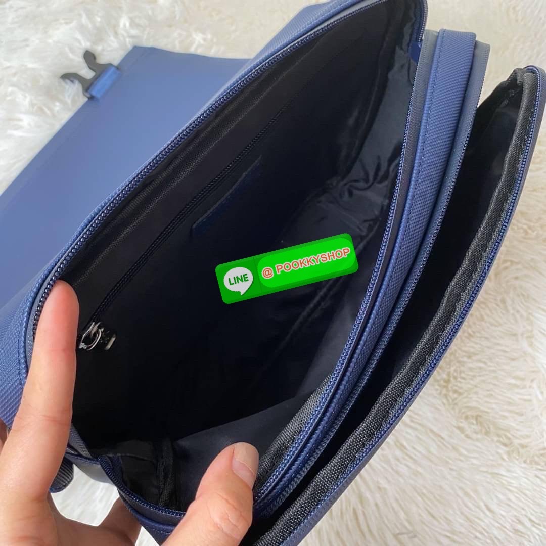 Small Pouch วัสดุ PVC คุณภาพดีตามแบบฉบับแบรนด์ น้ำหนักเบา กันน้ำ ด้านหน้ามีโลโก้เหล็ก ฝาเปิดปิดด้วยคลิปล๊อค 2 ด้าน ช่องหลัก ด้านในมีช่องซิปพร้อมหัวซิปแบรนด์ ใส่กระเป๋าสตางค์ใบยาว ipad มือถือ ของจุกจิกได้เยอะ ด้านหน้ามีช่องใส่ของ 1 ช่องปิดด้วยซิป พร้อมสายส