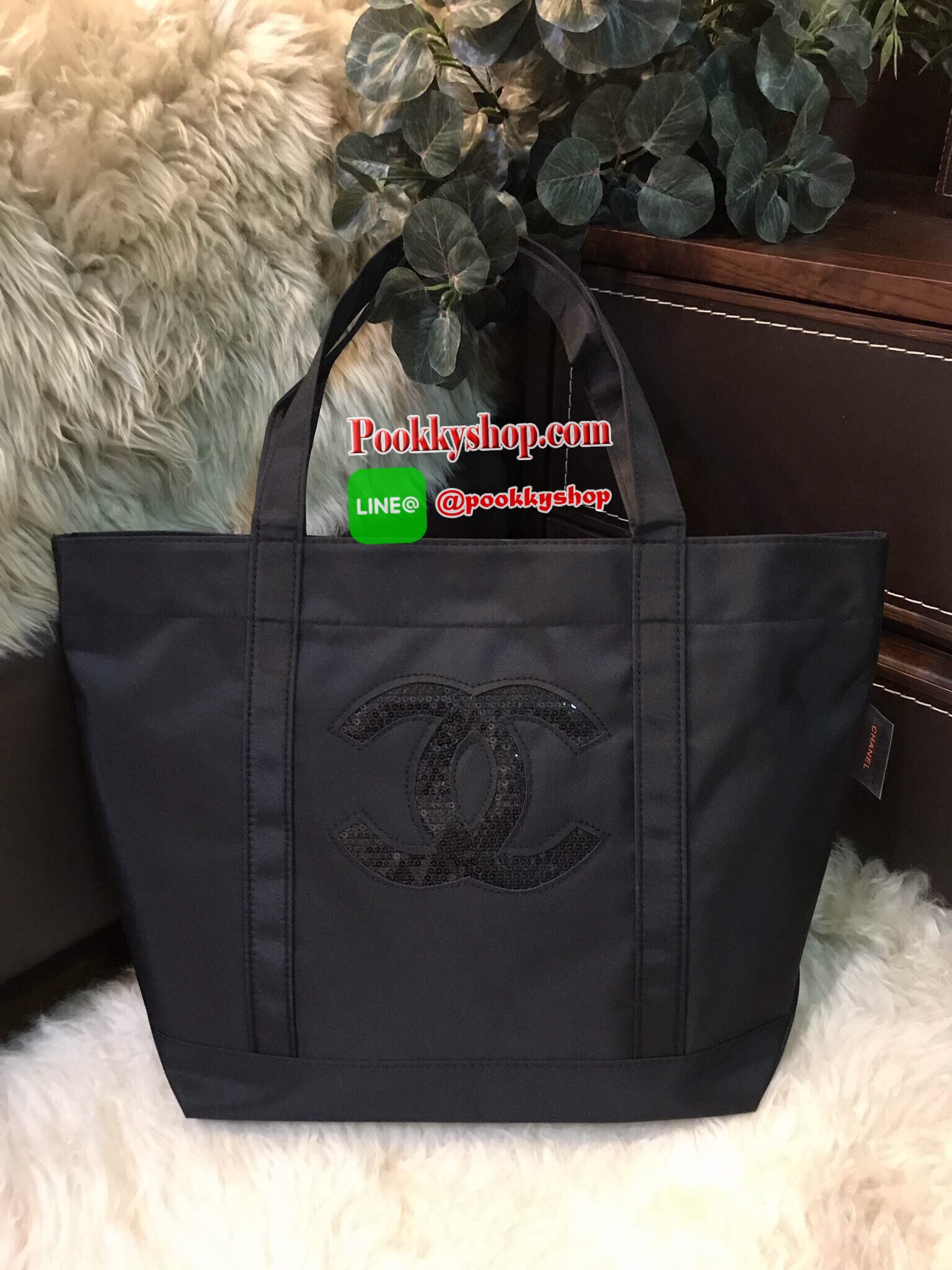 Must Have! Chanel Satin Shopping Bag กระเป๋าสะพายทรง ShoppingBag พรีเมี่ยมกิ้ฟ Limited Edition ของแท้นำเข้าจาก Chanel Perfume Counter ใบใหญ่วัสดุ SATIN ประดับคริสตัลสีดำโลโก้ CC สุดคลาสสิค ซับใน Polyester 100% เปิดปิดด้วยกระดุมแม่เหล็ก น้ำหนักเบา จุสุดๆ ส