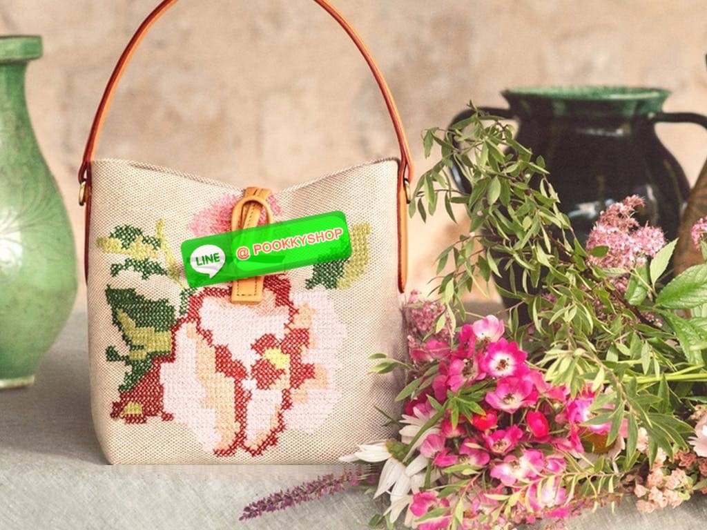 Longchamp Roseau Essential Fleurs กระเป๋าทรงถังขนาดเล็ก วัสดุผ้าฝ้าย ลายปักษ์ดอกกุหลาบ Roseau เป็นคอลเล็คชั่นที่สดใสและเรียบง่าย ซับในสีพื้น อะไหล่สีทอง น้ำหนักเบา จุของได้เยอะ มีสายสะพายไล่ ถอดสายได้ Crossbody ได้