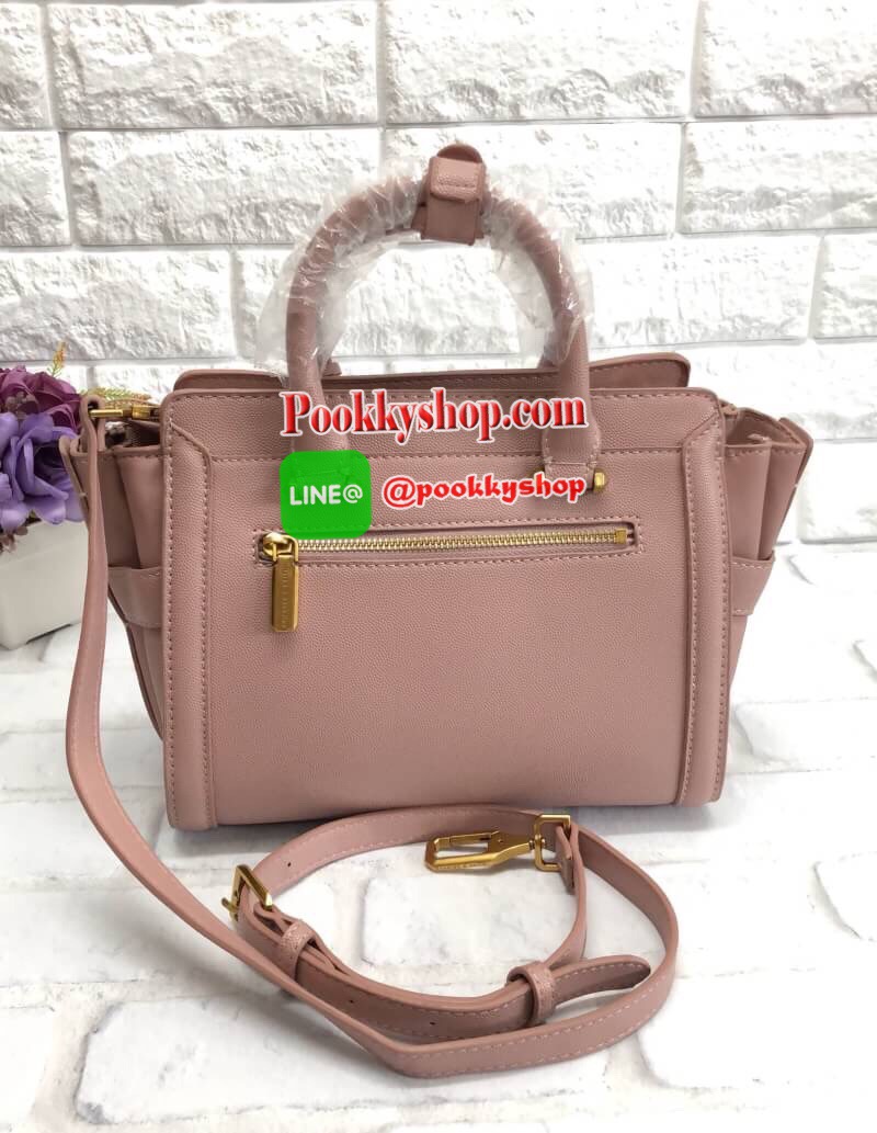 ลายหนังคาเวียร์ อะไหล่ทองคลาสสิค ปี 2018 ✔️พร้อมเฉดสีใหม่ปี 2018 New arrival !!! CHARLES & KEITH BAG Best Seller!!! พร้อมส่งค่ะ....กระเป๋าถือและสะพายข้าง ทรงสวยเก๋ หนังคาร์เวียตัดขอบหนังเรียบด้านข้างได้อย่างสวยงามค่ะ ด้านหน้าห้อยพวงแบรนด์หรูมาให้ เ