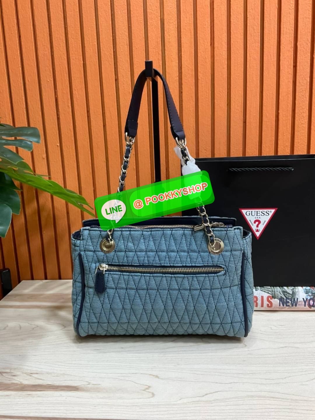 Guess Brinkley Society Satchel Bag กระเป๋าถือหรือสะพาย ขนาดกำลังดี วัสดุ Denim และ Pu หนังนิ่ม ผ้านุ่มมาก สวยอยู่ทรง มาพร้อมพวงกุญแจน่ารักๆ ถอดออกได้ ด้านหน้าประดับโลโก้แบรนด์ เปิดปิดด้วยซิป มี 2 ช่องหลักใช้งาน ภายในช่องซิปหน้าแยกเป็นสัดส่วนการใช้งาน ซิปช