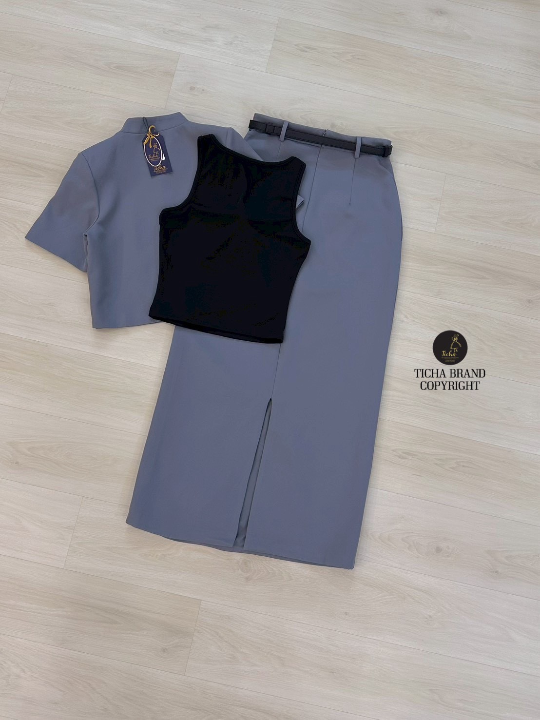 ชุดเซทแฟชั่น Set 4 ชิ้น เสื้อ+เสื้อครอป+กระโปรง+เข็มขัดเสื้อแขนสั้นสีเทา