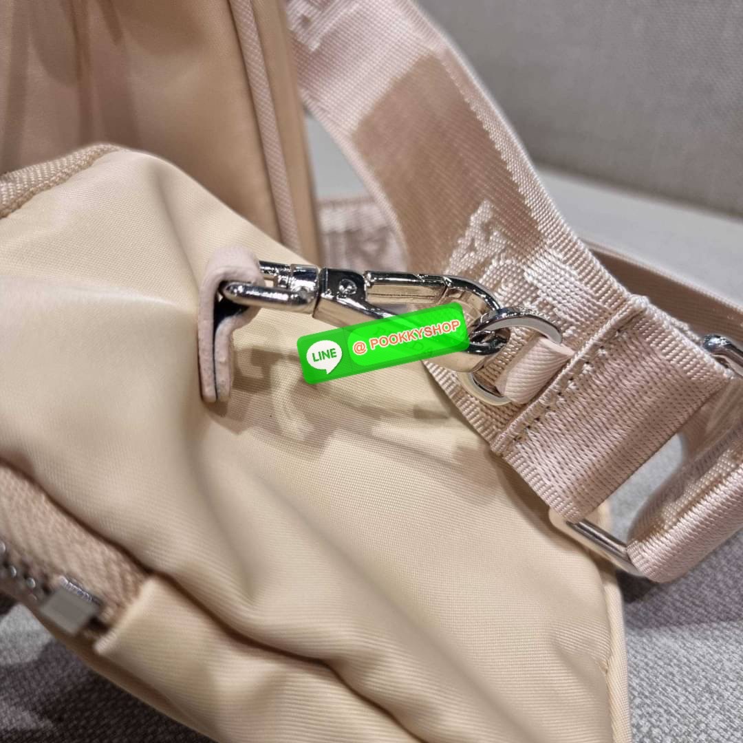PRADA RE-EDITION 2005 RE-NYLON SHOULDER BAG ไอเท็มสุดปัง ที่ฮิตตลอดกาลไม่ว่าจะปีไหนๆ จัดให้ครบทั้งสีขายดีและสีใหม่ล่าสุด ที่สายคุณหนูห้ามพลาด!! กับกระเป๋าสะพายทรงคลาสสิค เหมาะเป็น everyday bag มากๆ วัสดุผ้าไนล่อนคุณภาพ พร้อมใบลูก ไว้ใส่เหรียญ ใส่กุญแจได้ส