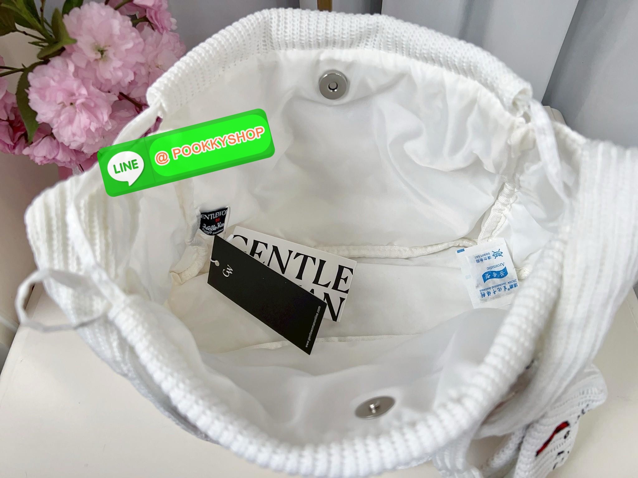 **สินค้าเข้าใหม่** New New New LIMITED EDITION GENTLEWOMAN X HELLO KITTY KNIT BAG มาพร้อมกระเป๋าใบลูกถักKitty ห้อยน่ารักๆด้วยหนึ่งใบ 🔖สินค้าพร้อมส่ง! น้องน่ารักไม่ไหวสำหรับรุ่นนี้ วัสดุผ้าKnitทั้งใบ สวยงามมากๆ ด้านหน้าเป็นกริตเตอร์สีแดงสวยโดดเด่นเ