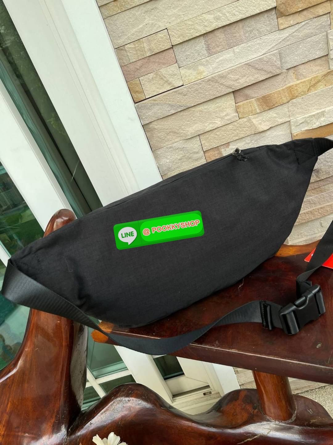 Nike Tech hip pack กระเป๋าคาดเอว Nike Tech รุ่นใหม่ชนช้อป!! ให้คุณหยิบใช้อุปกรณ์กีฬาและพกพาได้อย่างง่ายดาย พร้อมโดดเด่นด้วยกระเป๋าซิป 2 จุดสำหรับเก็บสิ่งของ และสายกระเป๋าแบบปรับได้เพื่อให้แนบกับลำตัว ใช้งานได้คล้องตัว ใส่ของได้จุสมใจเลยคร้า