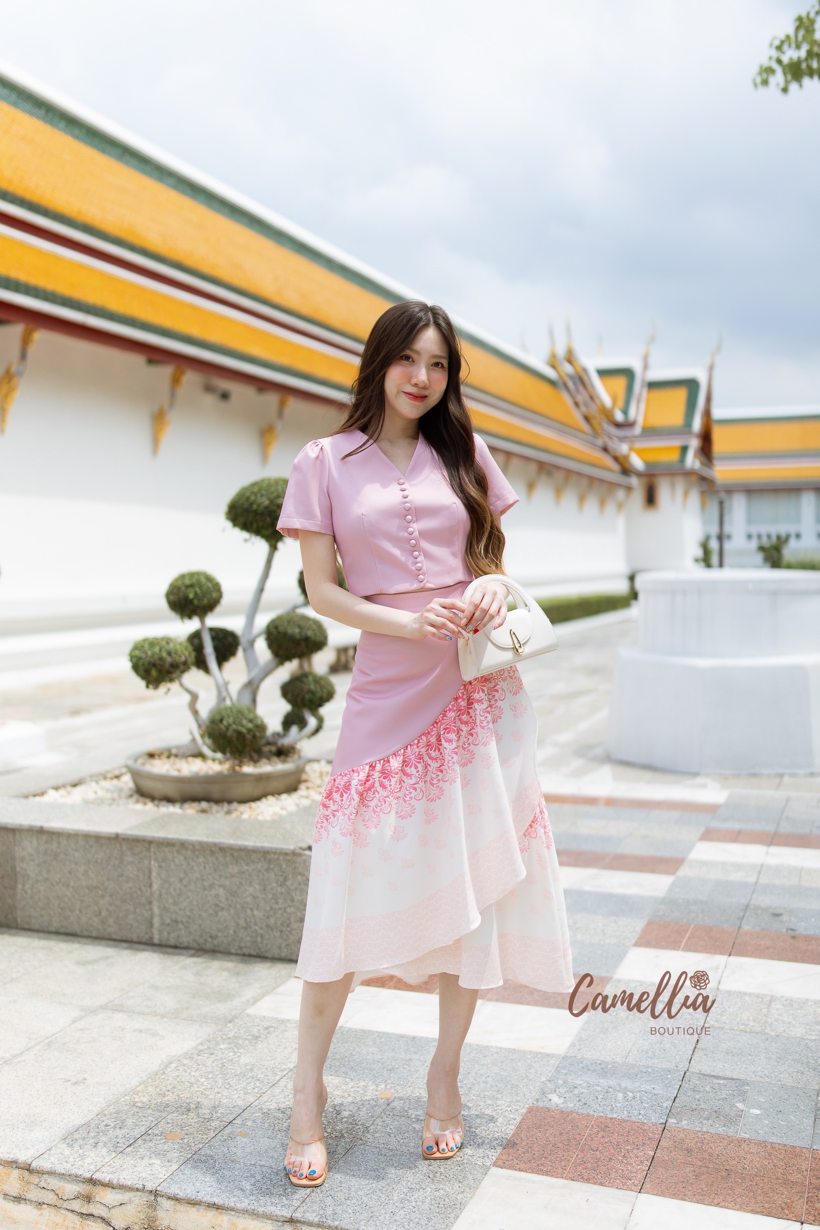 ชุดเซทแฟชั่น ชุดSet เสื้อคอปีนกระดุมหน้าสวยละมุนมากคะ มาคู่กับกระโปรงผ้าลายไทย