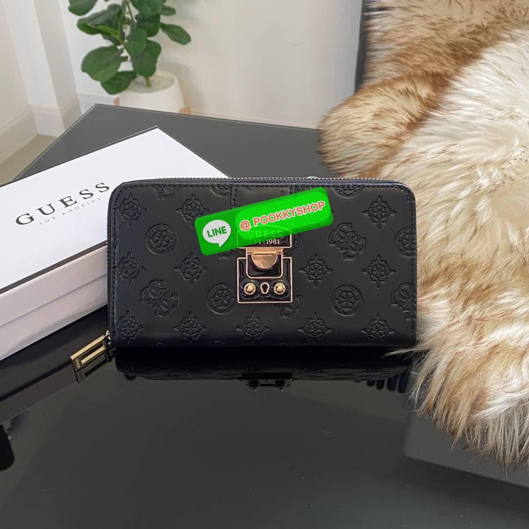 Guess Long Wallet กระเป๋าเงินใบยาวซิปรอบ ด้านหน้ามีโลโก้แบรนด์สีเข้ากระเป๋าสวยสะดุดตา รุ่นนี้มีสายคล้องมือมาให้ เพื่อใช้งานง่ายและสะดวกมากยิ่งขึ้น ด้านในมีช่องใส่ธนบัตร ช่องใส่บัตร และช่องซิปใส่เหรียญค่ะ