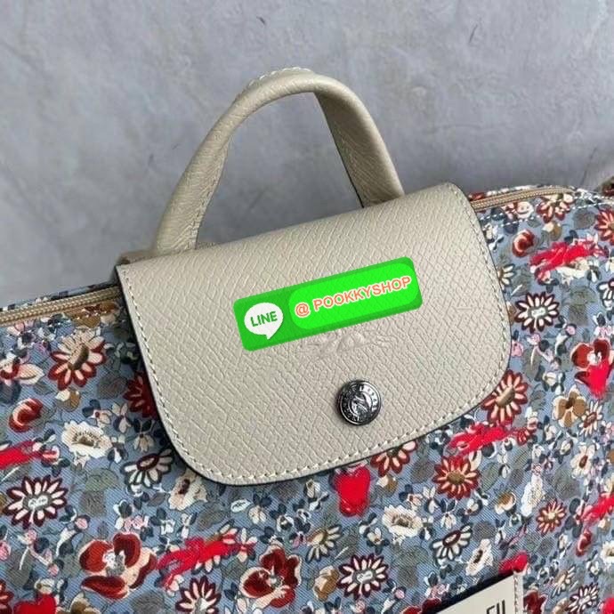 New Arrival Longchamp X Eu Backpack กระเป๋าเป้สะพายหลังลายดอกๆไม้ วัสดุผ้าฝ้าย อะไหล่สีดำ กระเป๋าเป้แบบลำลองสำหรับสตรีซึ่งนำรูปทรงอันเป็นเอกลักษณ์ของ Le Pliage มาปรับใช้กับทุกสถานการณ์ อุปกรณ์เสริมที่ใช้งานได้จริงนี้มีสายรัดปรับระดับได้และที่จับช่วยให้ สะ