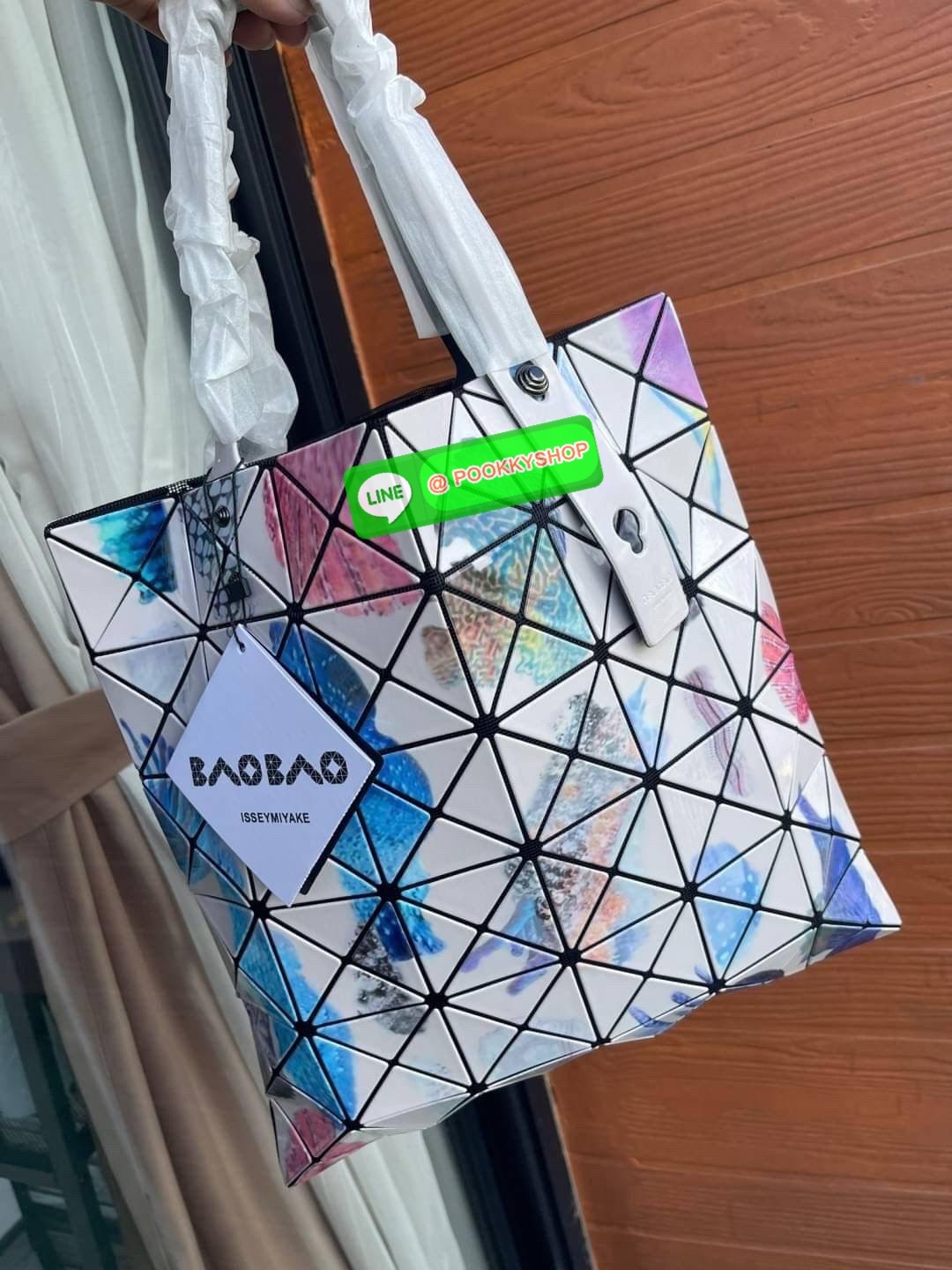 Baobao Issey Miyake Creature Geo Flat Tote Bag คอลเลคชั่นใหม่ล่าสุด ที่ผสมผสานแพทเทิร์นลวดลายใหม่อันน่าสนใจเอาไว้ เป็นซีรีส์ที่ถ่ายทอดถึงความงดงามของรูปทรงที่เคลื่อนไหวอย่างอิสระ ซึ่งถูกรังสรรค์ขึ้นตามห้วงอารมณ์อย่างไม่มีรูปแบบ ตำแหน่งการจัดวางแพทเทิร์นขอ