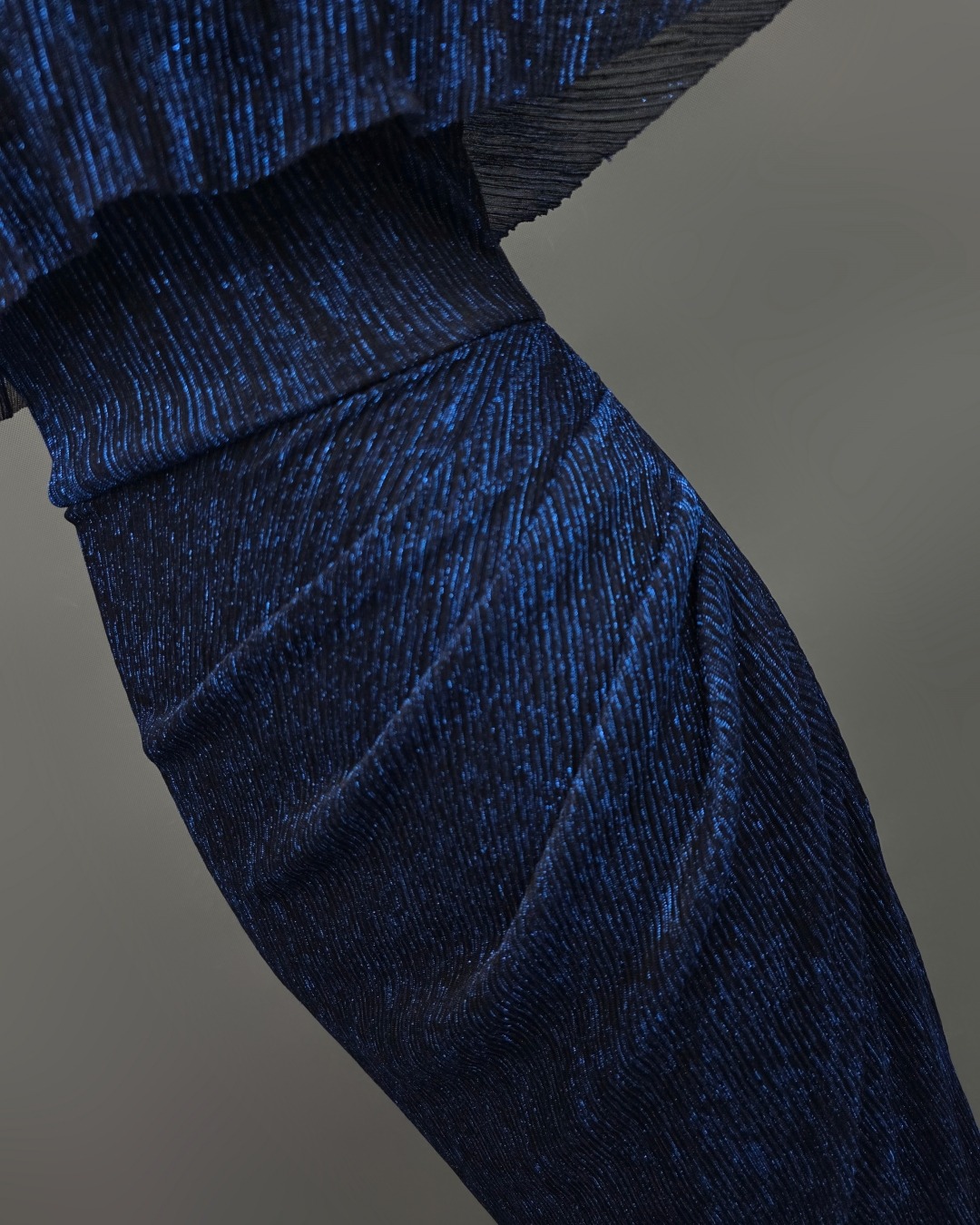 เดรสแฟชั่น เดรสเสื้อคอกลมแขนกุด ดีเทลเป็นเสื้อคลุมไหล่ในตัว กระโปรงทรงสอบจับเดรป