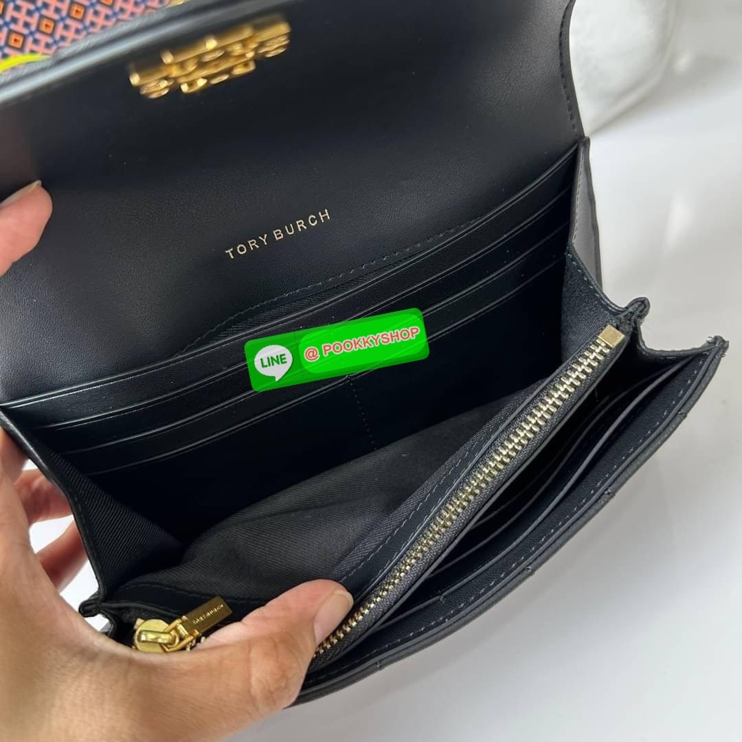 TORY BURCH KIRA CHEVRON POUCH KEY FOB 📍กระเป๋าสตางค์ใบยาว รุ่นใหม่ ทรงคลาสสิค 📍เปิด-ปิดด้วยอะไหล่บิดล็อค 📍ภายในมีช่องซิปตรงกลางสำหรับใส่เหรียญ ช่องใส่ธนบัตรและช่องใส่บัตร 📍วัสดุหนังแกะแท้ 📍จัดระเบียบกระเป๋าสตางค์ได้