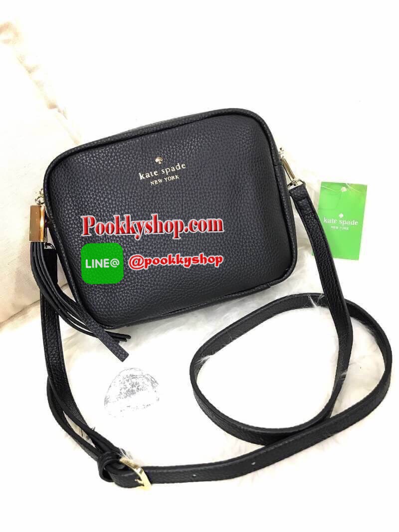ReStock! รุ่นยอดนิยม Kate Spade NewYork Mini Leather Shoulder Bag กระเป๋าสะพายขนาดมินิหนังสวยหรูอยู่ทรงด้านหน้าประดับโลโก้สีทอง มาพร้อมหัวซิปพู่หนัง และสายสะพายยาวปรับระดับได้ ภายในมีโลโก้ ช่องซิปและช่องเล็ก ซับในสกรีนลายตามแบบฉบับของแบรนด์ ใส่กระเป๋าสตาง