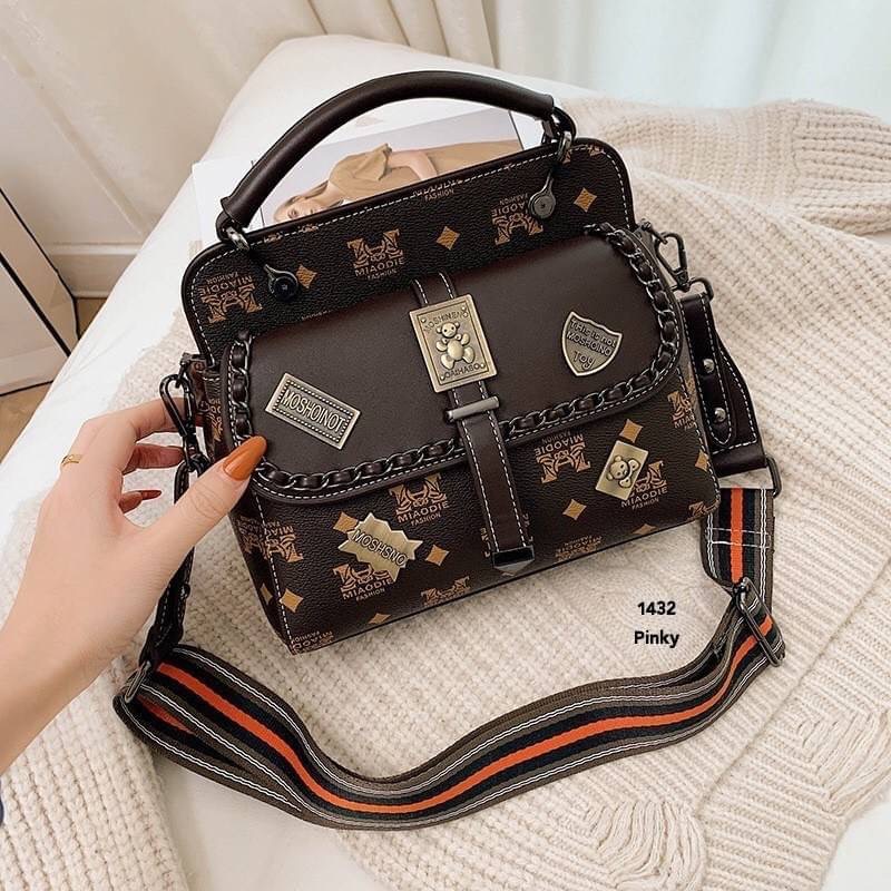 พร้อมส่ง กระเป๋าสะพาย 1422 งานนำเข้าสุดชิค หนัง pu เกรดดีเยี่ยม. มีสายให้ 2 สาย. ขนาดกำลังดี จุของได้เยอะ ด้านหน้าแต่งเก๋งานสวยอยู่ทรง มาน้อยรีบจับจอง