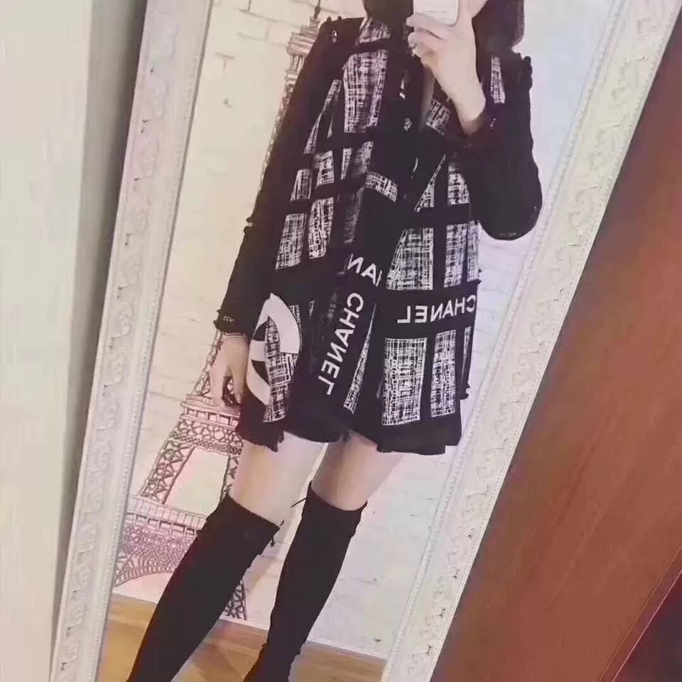 Best seller!! ผ้าพันคอ ลายแบรนด์เนื้อผ้าหนานุ่มๆเกรดพรีเมี่ยม ลายคมชัด งานนี้มาพร้อมกล่อง หรูหรามากค่ะงานนี้ใส่แมทชุดไหนๆก็ดู ไฮโซโก้หรูมากๆค่ะ งานดีๆแบบนี้สไตล์นี้ สาวๆห้ามพลาดกันเลยทีเดียวเชียว ช่วงใกล้เทศกาลแบบนี้ เหมาะจะเป็นของขวัญ ของฝากอีกด้วยนะค่ะ