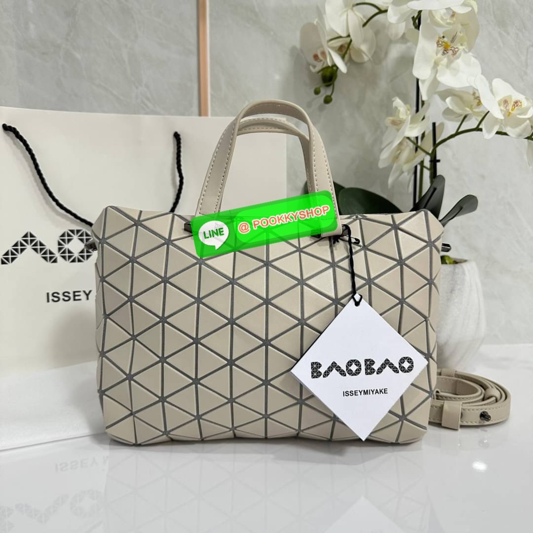 Bao Bao issey Miyake Tonneau Small Matte Bao Bao Issey Miyake รุ่น TONNEAU (ทอนโนะ) กระเป๋าทรง Boston Bag ที่โดดเด่นด้วยลายแพทเทิร์น 3 เหลี่ยมด้านเท่าเรียงต่อกัน ทำให้กระเป๋าใบนี้มีความโดดเด่นทั้งในเรื่องของดีไซน์ที่ทันสมัย และการใช้งานที่ครบทุกฟังก์ชั่น
