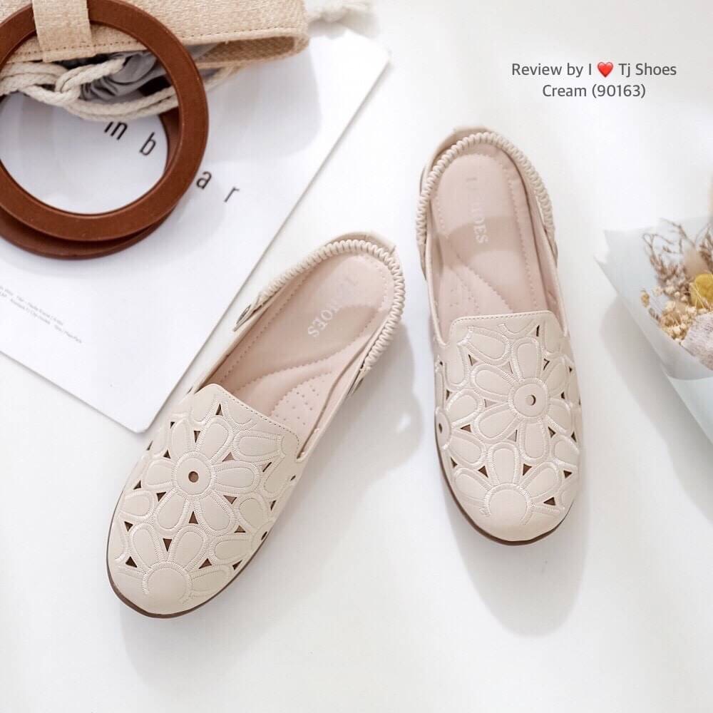 พร้อมส่งรองเท้าเพื่อสุขภาพ ที่ทั่งเกร๋ทั้งน่ารักสุดๆ รองเท้ารุ่นนี้เป็นงานสั่งทำพิเศษ หนังนิ้มนิ่ม ฉลุลายน่ารักๆ มีรูระบายอากาศใส่แล้วเท้าไม่อับ สายยางยืดปรับขึ้นลงได้ ใส่ได้ 2 แบบ น้ำหนักเบา ใส่นุ่มเดินทั้งวันได้สบายมากๆ ส้นยางเกรดพรีเมี่ยมอย่างดี แมทกับ