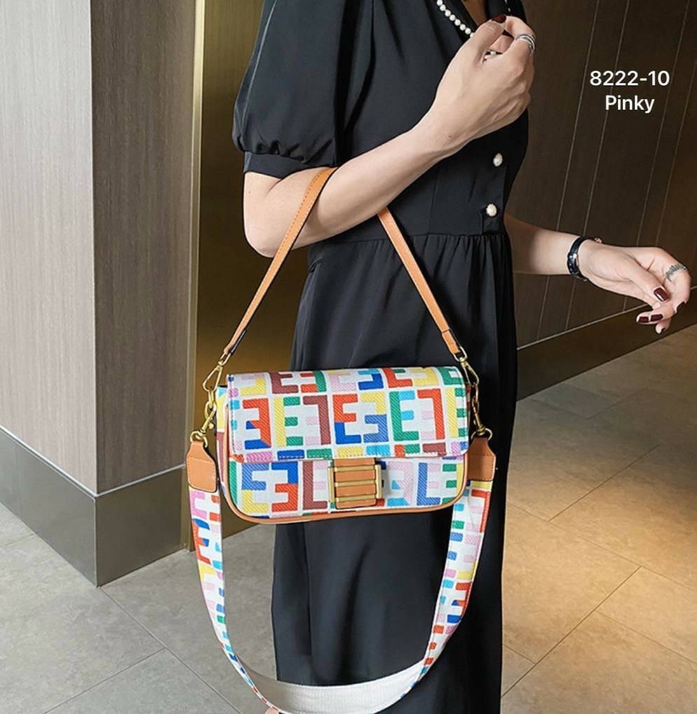 พร้อมส่ง กระเป๋าสะพายและถือ 8222-10 งานนำเข้าสไตล์ Fendi งานน่ารัก ขนาดพกพาสะดวก สำหรับสาวๆ คุณหนู ดูดี มีสาย 2 แบบ แบบหนังสำหรับคล้องแขน สะพาย ถอดได้ สายสปอร์ต ถอดได้ ด้านในกว้าง งานเก๋ไม่เหมือนใคร