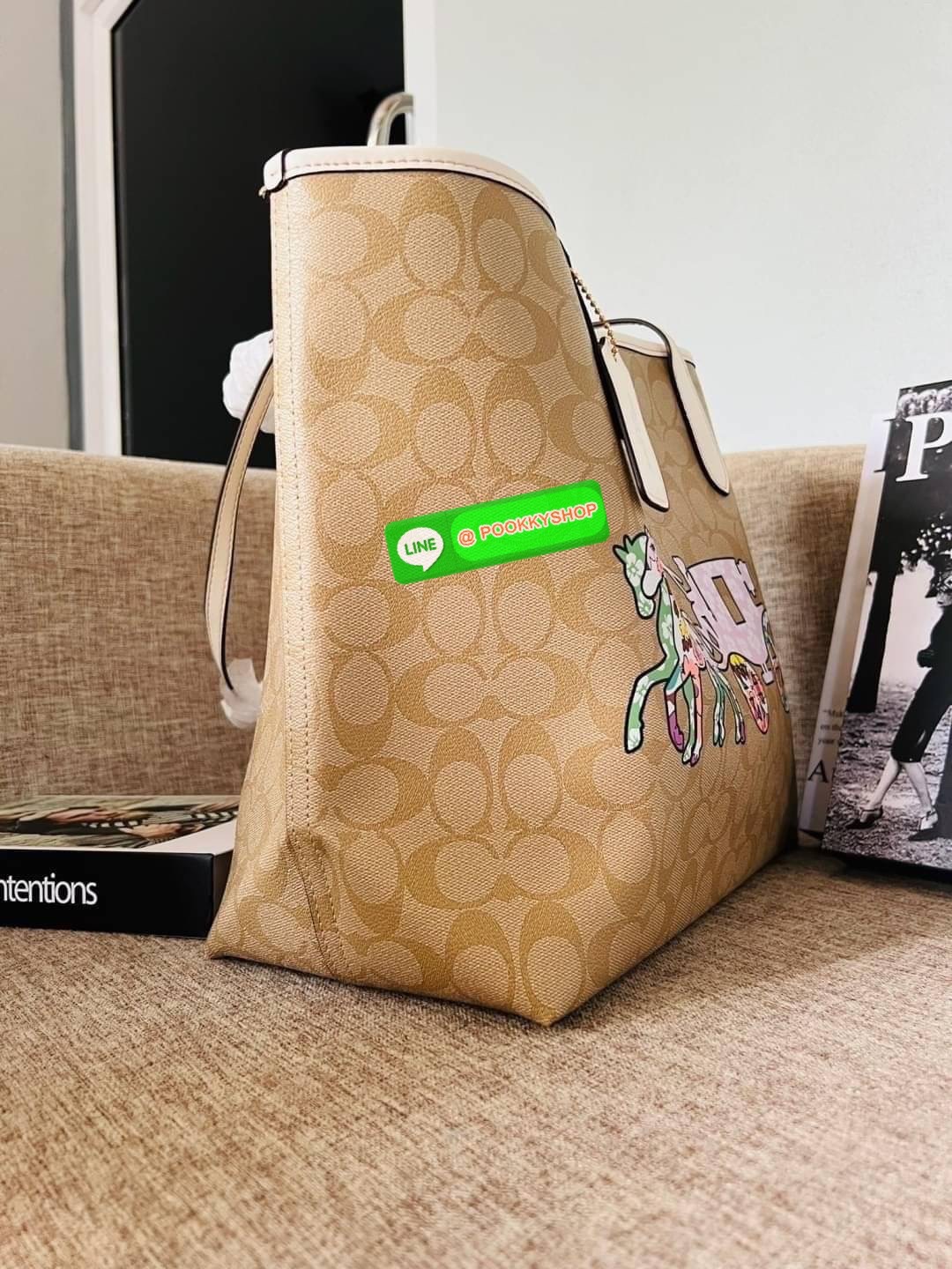 NEW 🌟🌟 CITY TOTE IN SIGNATURE CANVAS WITH HORSE AND CARRIAGE PATCHWORK GRAPHIC Coach CA607 City Tote ในแคนวาสซิกเนเจอร์ สี Gold/Light Khaki Multi ผ้าใบเคลือบซิกเนเจอร์และหนังเรียบ ด้านในกระเป๋าซิป ปิดสแน็ป หูจับ 10" ดรอป