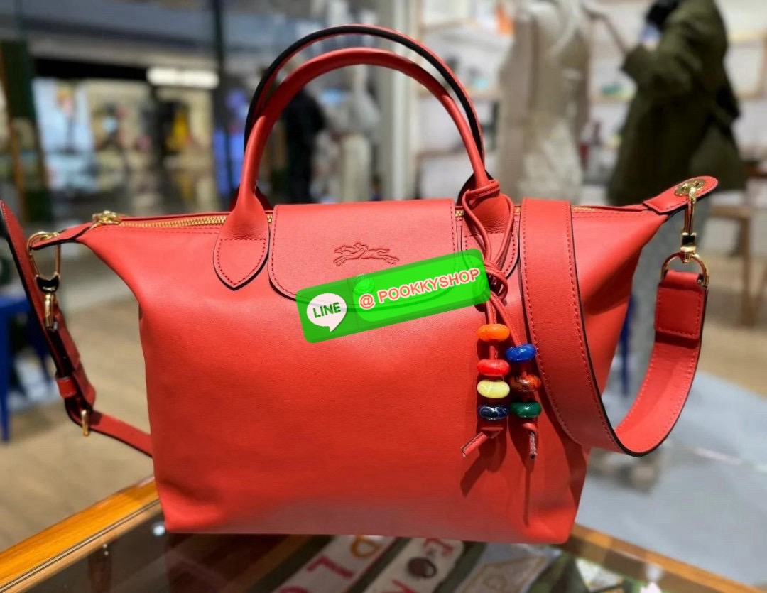 LONGCHAMP Le Pliage Xtra L Leather Handbag 🔖กระเป๋าสะพายคอสบอดี้ รุ่นใหม่โด่ดเด่นลูกเล่นของลูกปัดห้อยสีสันสดใส ทำให้กระเป๋าดูมีลูกเล่นมากขึ้น 🔖วัสดุ : หนังวัวทั้งใบนิ่มน่าสัมผัส 🔖เปิด-ปิดแบบกระดุมแป็ก มีซิปปิดปากกระเป๋าอีกชั้น ป้อง