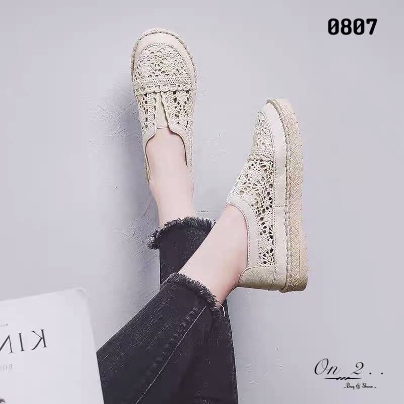สวยแค่ไหนถามใจดู รองเท้าผ้าใบลูกไม้งานจริงสวยมากก ใส่ง่ายด้านหน้าเป็นยางยืด พื้นเสริมกันลื่นใส่เข้ากับชุดง่ายได้ทุกชุด มา2สี