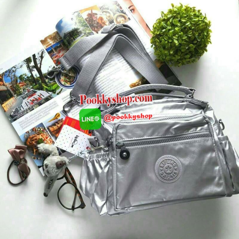 พร้อมส่ง Kipling Shoulder Bag k15828 รุ่นMulti funtion ที่สาวๆรอคอย!!! เพราะใบนี้สามารถปรับการใช้งานได้หลายเเบบทั้งสะพายข้างได้ แบบครอสบอดี้ได้ หรือรวบสายเก็บปรับเป็นถือก็ยังได้ ผลิตจากวัสดุผ้าไนล่อนเมทาลิคอย่างดี กันน้ำระดับนึงเลยค่ะ ️ด้านหน้ามีช่องซิปถึ
