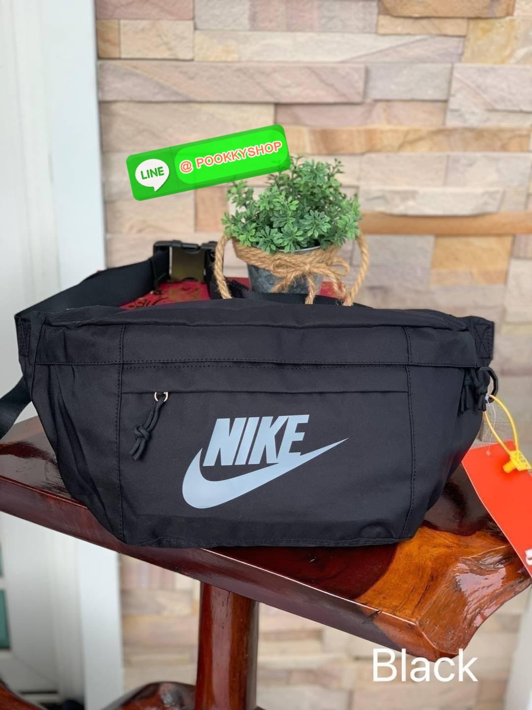 Nike Tech hip pack กระเป๋าคาดเอว Nike Tech รุ่นใหม่ชนช้อป!! ให้คุณหยิบใช้อุปกรณ์กีฬาและพกพาได้อย่างง่ายดาย พร้อมโดดเด่นด้วยกระเป๋าซิป 2 จุดสำหรับเก็บสิ่งของ และสายกระเป๋าแบบปรับได้เพื่อให้แนบกับลำตัว ใช้งานได้คล้องตัว ใส่ของได้จุสมใจเลยคร้า