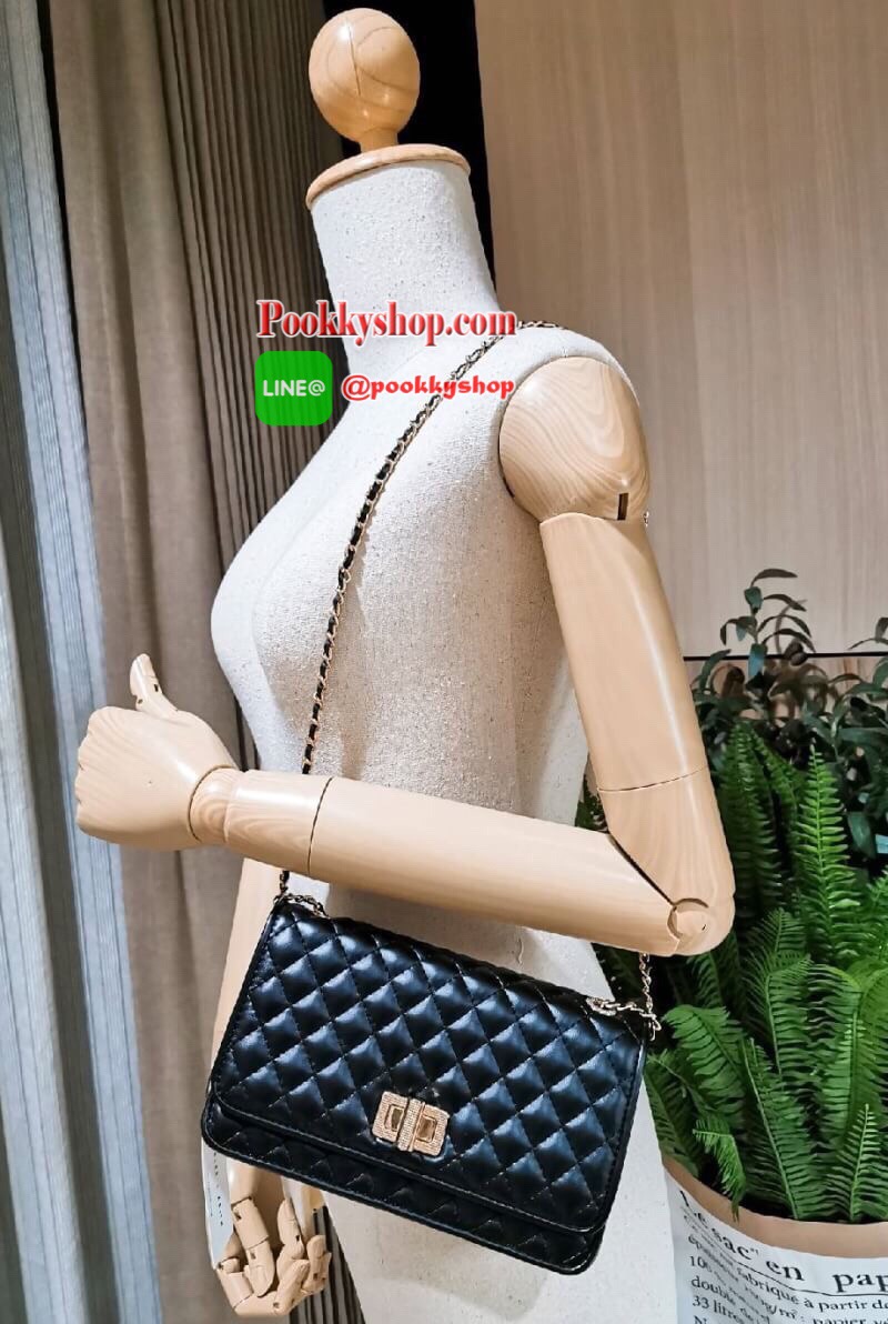 พร้อมส่ง! BEST SELLER! CHARLES & KIETH MINI CLUTCH BAG กระเป๋าสะพายทรงคลัชรุ่นยอดนิยมดีไซน์คลาสสิควัสดุหนังนิ่มลายตารางสวยอยู่ทรงขนาดมินิสไตล์ Chanel เปิดปิดด้วยตัวล๊อคแบบบิดอะไหล่ทอง ด้านหลังประดับโลโก้แบรนด์สวยดูดี มาพร้อมสายสะพายโซ่ร้อยหนัง Crossbody ไ