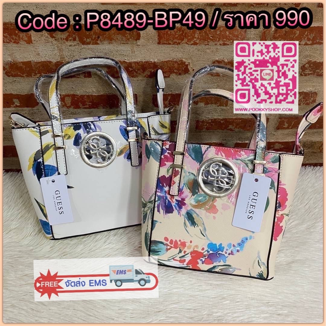 GUESS OPEN ROAD FLORAL MINI TOTE กระเป๋าถือหรือสะพายขนาดกำลังดี ผลิตจากวัสดุหนังซาฟิโน่น้ำหนักเบาแต่งลายดอกไม้รูปทรงสวยงาม ฐานตั้งอยู่ทรง ด้านหน้าติดโลโก้ลายฉลุทรงกรมเพิ่มความหรูหรา เปิดปิดด้วยซิปเป็นหลัก ด้านในบุด้วยผ้าซับในลายแบรนด์ สามารถใส่กระเป๋าสตาง