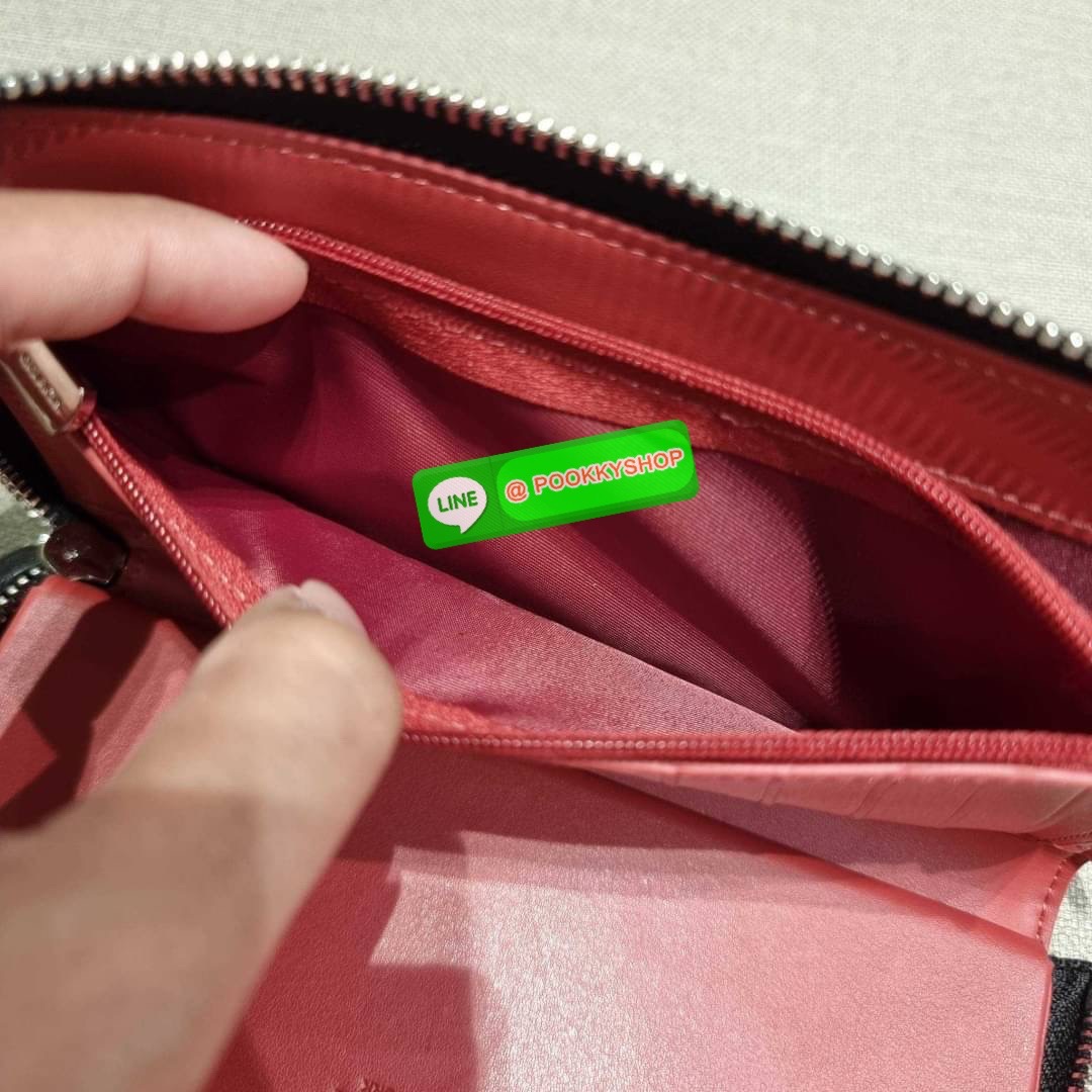 COACH C9073 DEMPSEY LARGE PHONE WALLET IN SIGNATURE JACQUARD WITH STRIPE AND COACH PATCH พร้อมเสิร์ฟความเลิศหรู กับคอลใหม่ล่าสุด กระเป๋าสตางค์ใบยาวกึ่งคล้องมือ สีสุดละมุน ถือใช้คือขับผิวสุด!! วัสดุผ้า jacquard สลับหนัง pepble มาพร้อมสายคล้องมือในตัว กันหล