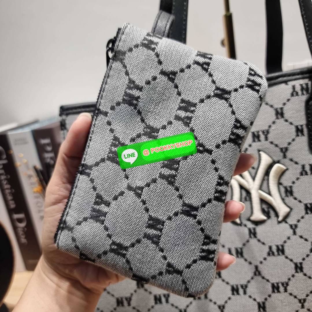MLB MONOGRAM TOTE BAG กระเป๋าทรงโท้ท ใบใหญ่จุคุ้ม ที่มีกิมมิคไม่เหมือนใคร ด้วยดีไซน์ลวดลายโมโนแกรมเอกลักษณ์ ปั๊มลงบนผ้าแคนวาสและหนัง pu คุณภาพดี สวยคม ปากกระเป๋ามีอะไหล่เกี่ยวกันของหล่นได้ มาพร้อมสายสะพายในตัว ภายในโล่งกว้างมาก ใส่ของสำคัญได้แบบไร้กังวล ห