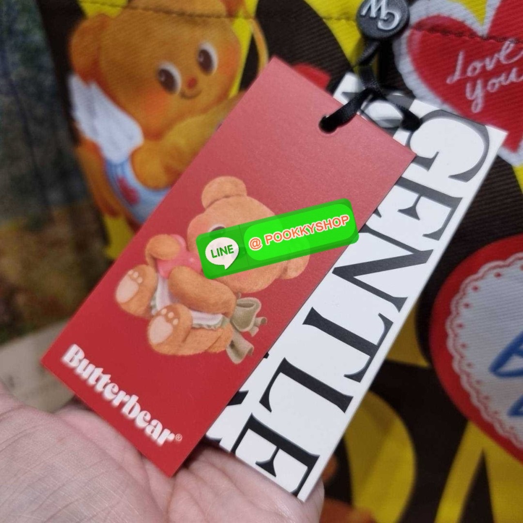 Gentlewoman x Butterbear tote bag 🔆 Details น่ารักเกินต้าน เป็นกระเป๋าที่เห็นแล้วใจฟูสุดๆ กระเป๋าโท้ทลายหมีเนยที่ตอนนี้กลายเป็นแรร์ไอเท็ม หายากสุดๆ รูปทรงคลาสสิค ภายในโล่งกว้างใส่ของได้เยอะมาก จะใช้เป็น everyday bag ก็ได้ พกไปต่างจังหวัดก็เหมาะ หร