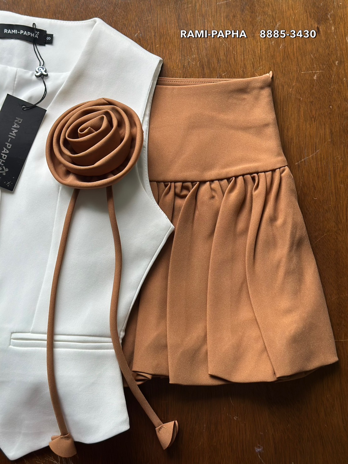 ชุดเซทแฟชั่น ชุดเซต3ชิ้น เสื้อสีขาวกระดุมหน้าสีทองสวยหรูโดดเด่น