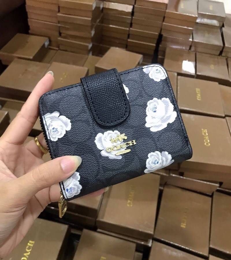 Hot รุ่นขายดี กระเป๋าสตางค์ Coach สองพับ •งานเกรดพรีเมี่ยมปั้มทุกจุด ติดโลโก้ปั้ม Coach ด้านใน 1 ช่องใส่เเบงค์ 1 ซิป ภายในมี 2 ช่อง งานสวย เนี๊ยบสุด อุปกรณืกล่องเเบรนด์