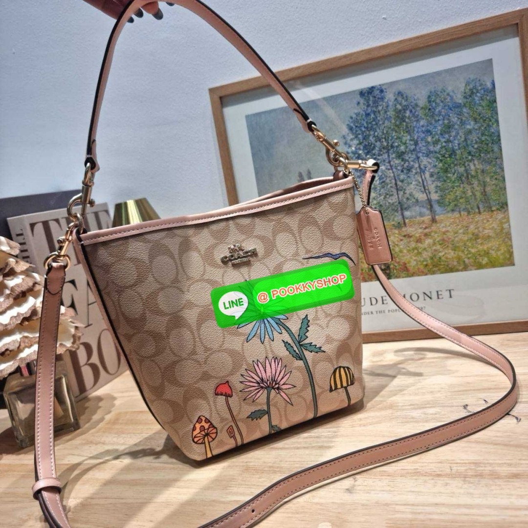 🔆 Model COACH CU394 COACH x OBSERVED BY US CITY BUCKET BAG IN SIGNATURE CANVAS 🔆 Details ใหม่! กระเป๋าสะพายทรงบัคเก็ต ดีไซน์รูปทรงคลาสสิค อินกับกระแสสุดๆ ตกแต่งลวดลายให้น่าใช้ขึ้น และยังมีกระดุมแม่เหล็กปิดปากกันของหล่น มาพร้อมสายสะพายถึง 2