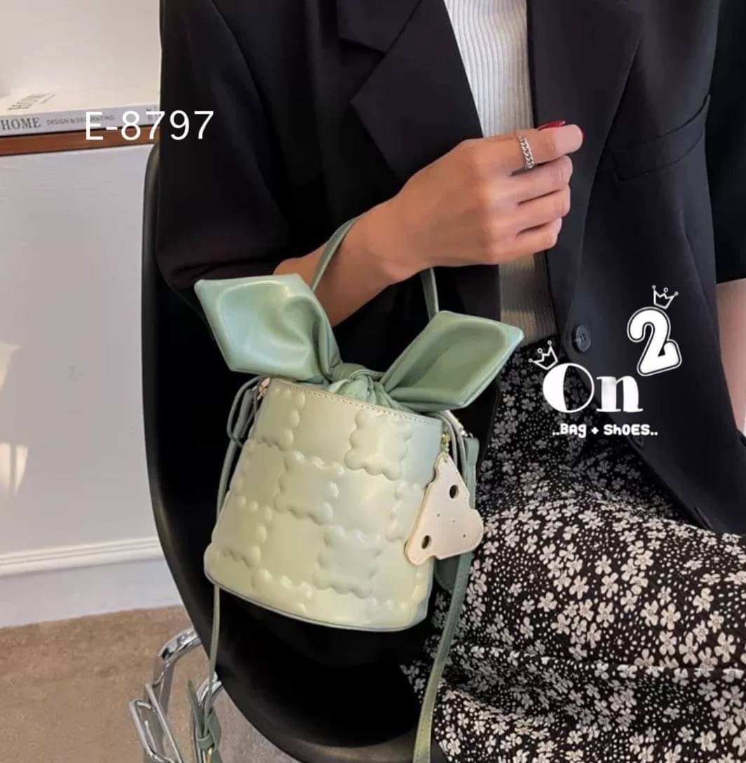 กระเป๋าสะพายแฟชั่นทรงถัง เปิดปิดแบบหูรูด มัดเป็นโบว์น่ารักมากค่ะ มาพร้อมสายสะพายยาว จะถือหรือสะพายก็เริ่ดคร่า