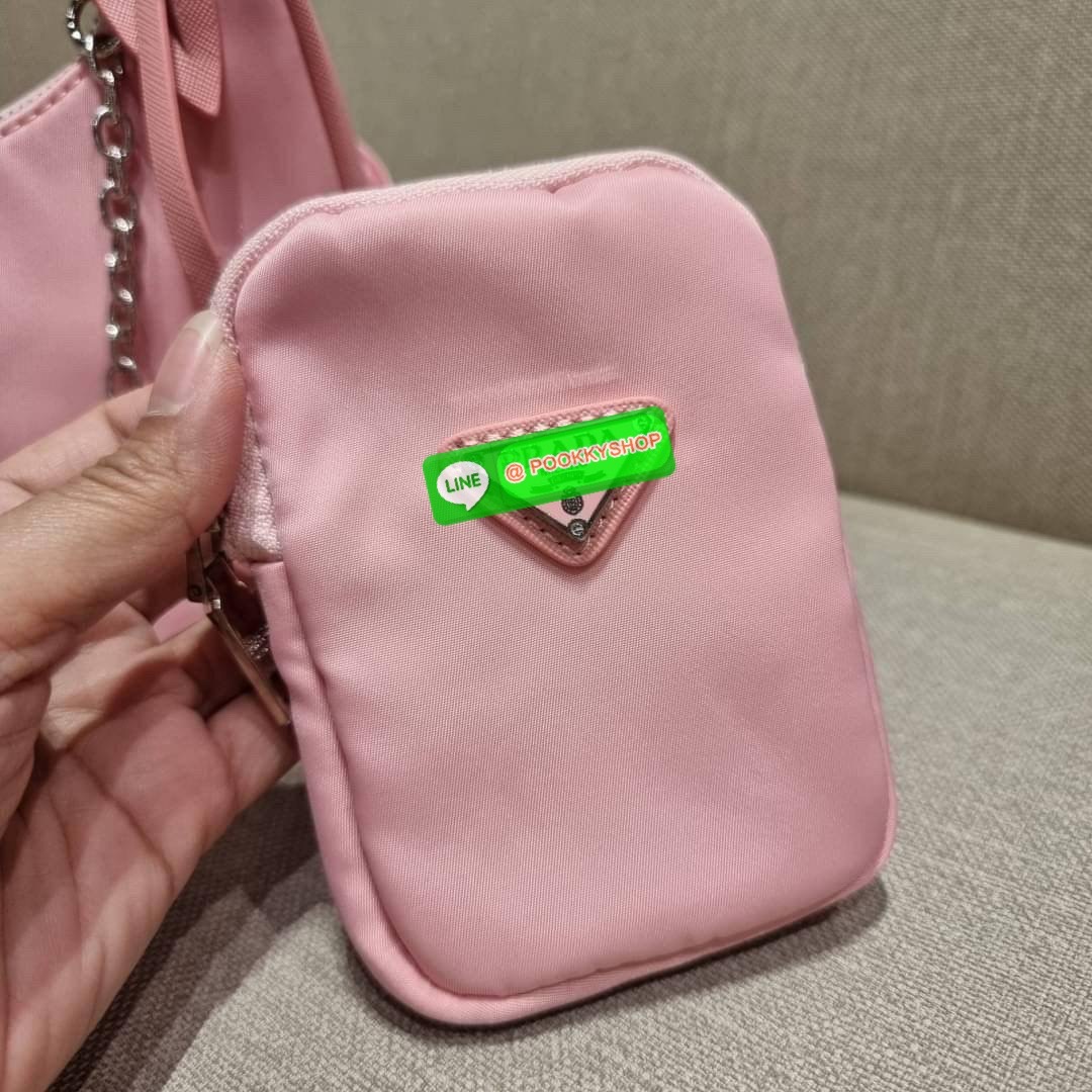 PRADA RE-EDITION 2005 RE-NYLON SHOULDER BAG ไอเท็มสุดปัง ที่ฮิตตลอดกาลไม่ว่าจะปีไหนๆ จัดให้ครบทั้งสีขายดีและสีใหม่ล่าสุด ที่สายคุณหนูห้ามพลาด!! กับกระเป๋าสะพายทรงคลาสสิค เหมาะเป็น everyday bag มากๆ วัสดุผ้าไนล่อนคุณภาพ พร้อมใบลูก ไว้ใส่เหรียญ ใส่กุญแจได้ส