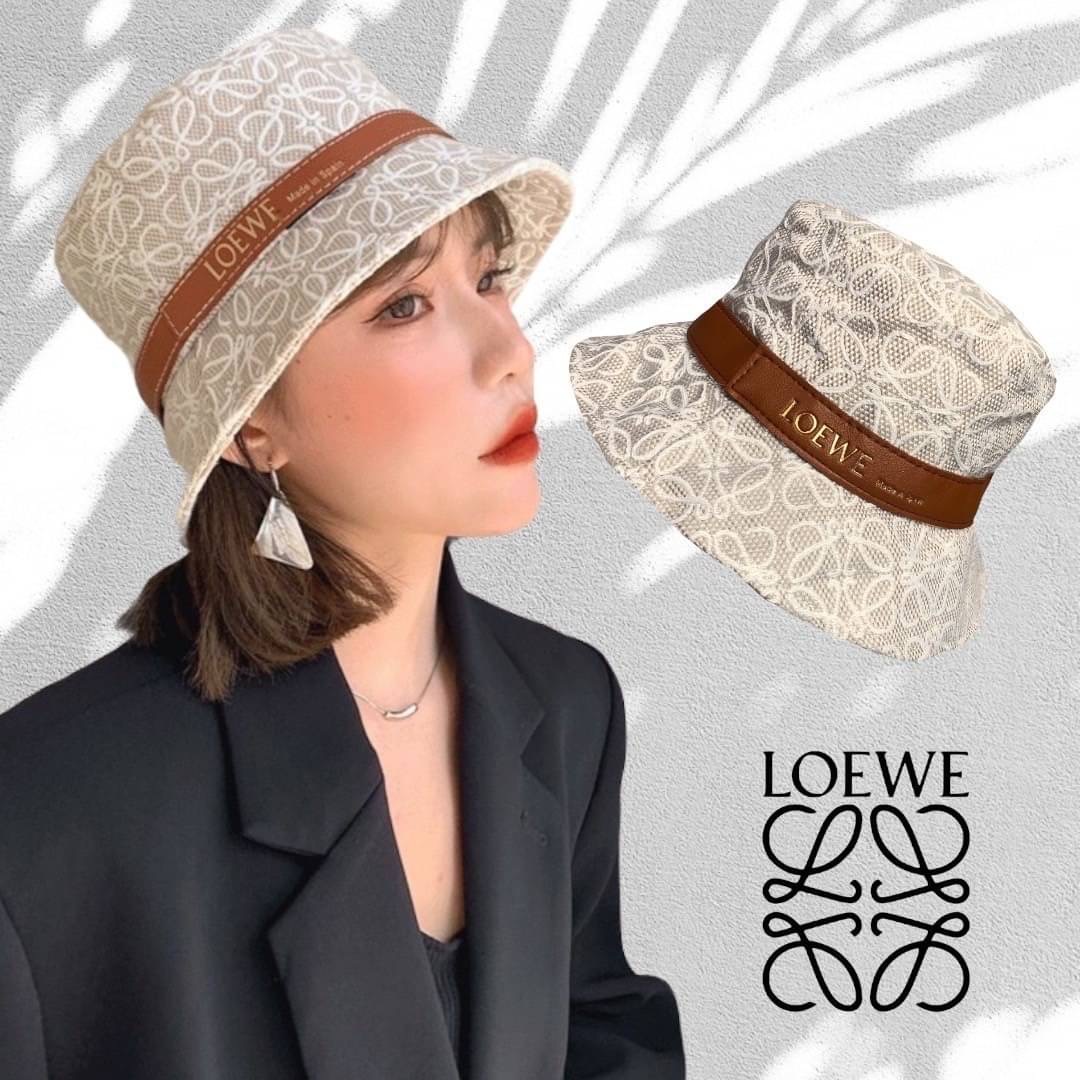 NEW ARRIVAL!!! 👑LOEWE ANAGRAM COTTON & LEATHER BUCKET HAT👑 หมวกบัคเก็ตงานใหม่ชนชอป LOEWE ผ้าลายโลโก้ คาดด้วยสายหนังสีน้ำตาลโลโก้สีทอง มีซับด้านใน สาวๆห้ามพลาดเลยคร่าา